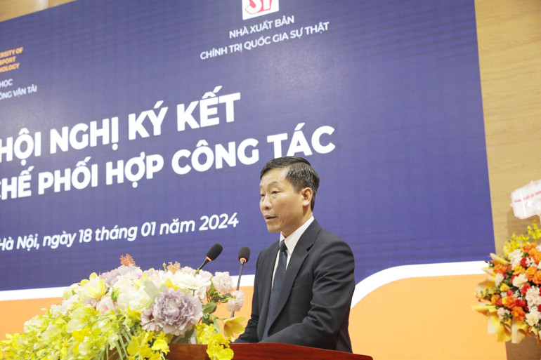 PGS, TS Nguyễn Hoàng Long, Hiệu trưởng Trường đại học Công nghệ Giao thông vận tải phát biểu tại hội nghị. PGS, TS Nguyễn Hoàng Long, Hiệu trưởng Trường đại học Công nghệ Giao thông vận tải phát biểu tại hội nghị.