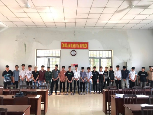 Các đối tượng tại cơ quan công an. Các đối tượng tại cơ quan công an.