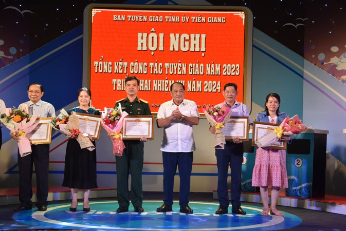 Trao giải cho các tác giả, nhóm tác giả đạt giải Khuyến khích Giải báo chí cấp tỉnh Tiền Giang về xây dựng Đảng năm 2023.