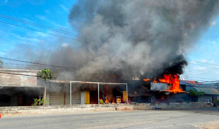 Ngọn lửa cháy rất nhanh và lan sang các ngôi nhà bên cạnh.