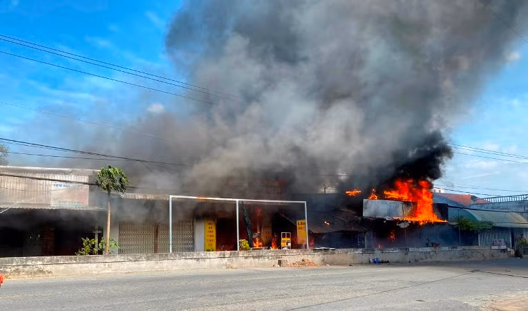 Ngọn lửa cháy rất nhanh và lan sang các ngôi nhà bên cạnh.