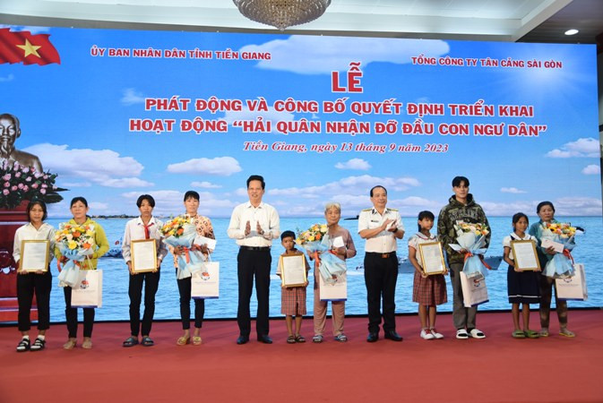 5 con ngư dân và người thân được nhận quyết định Hải quân nhận đỡ đầu con ngư dân. 5 con ngư dân và người thân được nhận quyết định Hải quân nhận đỡ đầu con ngư dân.