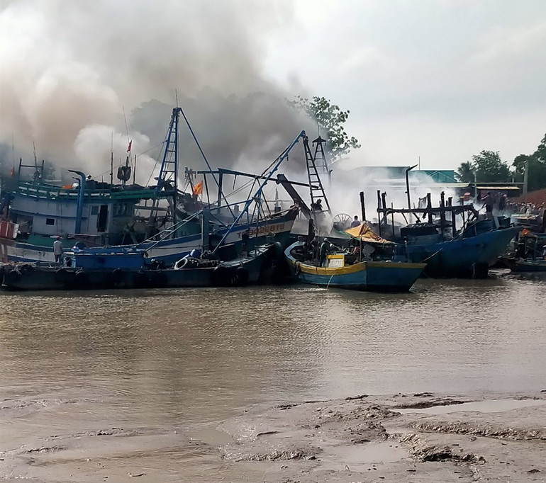 Cháy các tàu cá ở Tiền Giang.