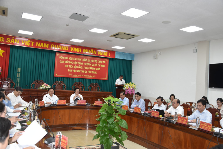 Các đại biểu tham dự cuộc làm việc.