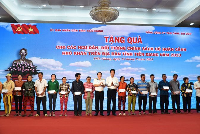 Hỗ trợ quà cho ngư dân, người khó khăn trên địa bàn tỉnh Tiền Giang. Hỗ trợ quà cho ngư dân, người khó khăn trên địa bàn tỉnh Tiền Giang.