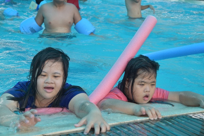 Các em khuyết tật tập bơi và có điều kiện vui chơi, giải trí, hòa nhập với cộng đồng.