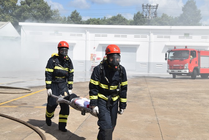 Lực lượng chức năng giải cứu những người bị thương ra khỏi sự cố hóa chất.