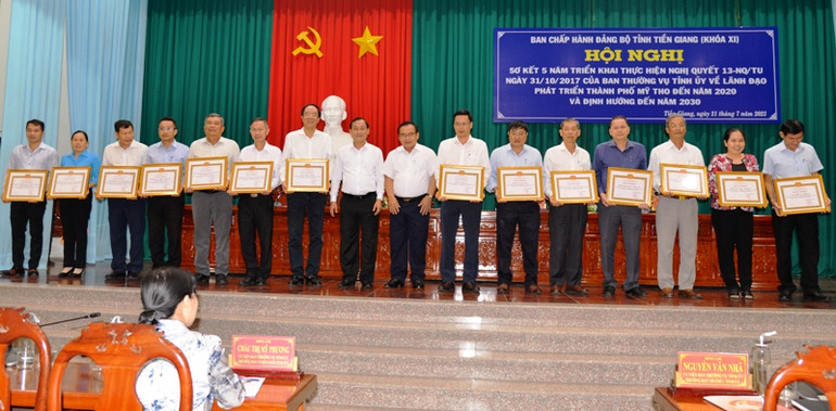 Ban Thường vụ Tỉnh ủy Tiền Giang trao Bằng khen cho 14 tập thể.