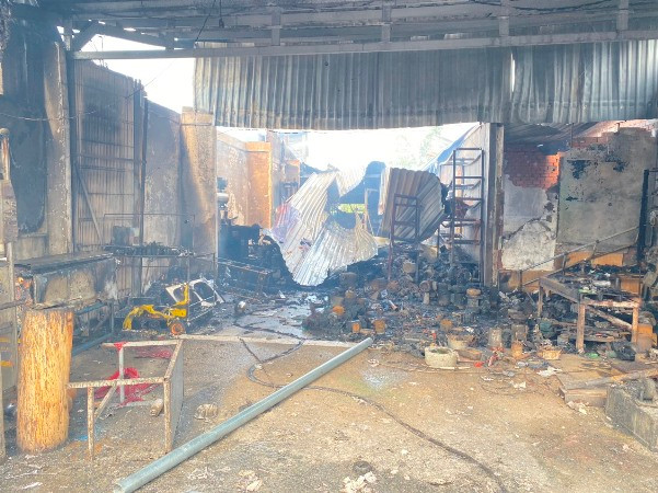 Ngọn lửa đã thiêu rụi nhiều vật dụng trong các căn nhà.