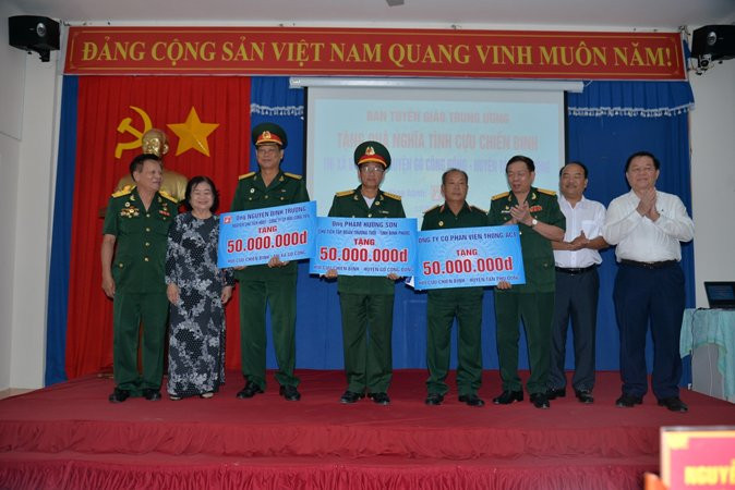 Tặng quà cho cựu chiến binh có hoàn cảnh khó khăn.