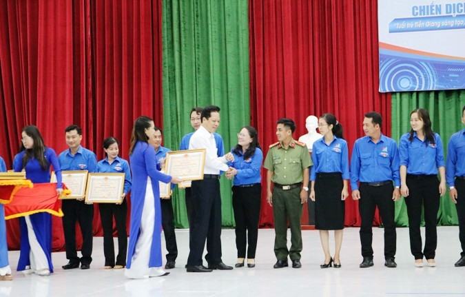 Trao Bằng khen cho đoàn viên, thanh niên có thành tích xuất sắc trong Chiến dịch thanh niên tình nguyện hè năm 2023.