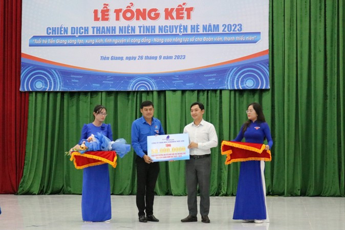 Công ty Trách nhiệm hữu hạn Một thành viên Genuwin Thới Sơn tặng 50 triệu đồng cho Tỉnh đoàn Tiền Giang.