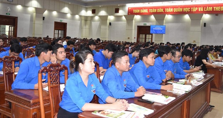 Đoàn thanh niên tham dự tại hội thảo khoa học "Cuộc đời và sự nghiệp cách mạng của đồng chí Nguyễn Thị Thập".