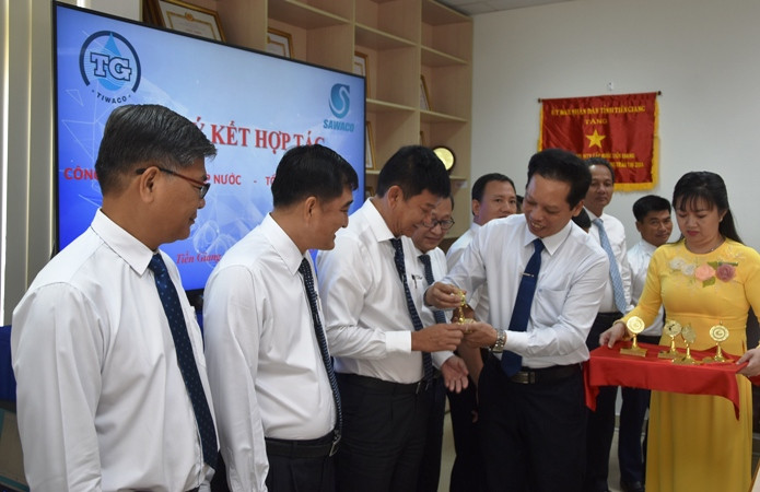 Phó Chủ tịch Ủy ban nhân dân tỉnh Tiền Giang Nguyễn Thành Diệu tặng quà lưu niệm cho Tổng Công ty cấp nước Sài Gòn-trách nhiệm hữu hạn một thành viên.