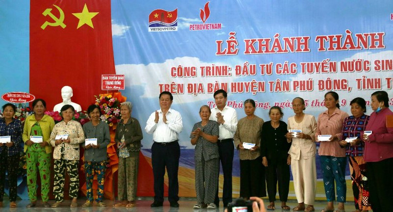 Đồng chí Nguyễn Trọng Nghĩa trao quà cho hộ nghèo.