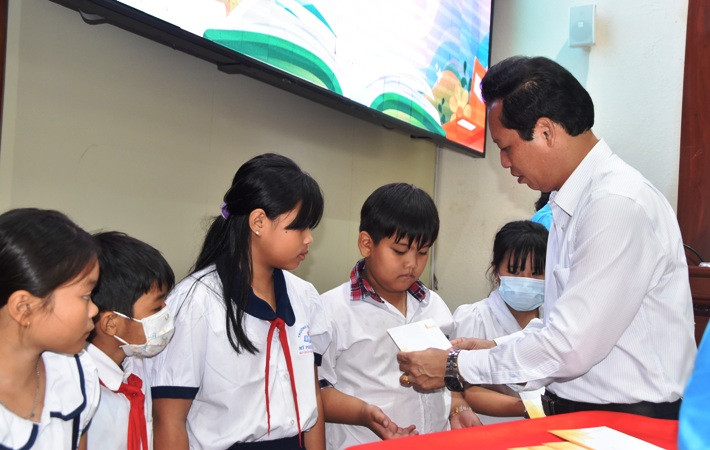 Phó Chủ tịch Ủy ban nhân dân tỉnh Tiền Giang Nguyễn Thành Diệu trao học bổng cho các em học sinh nghèo hiếu học.