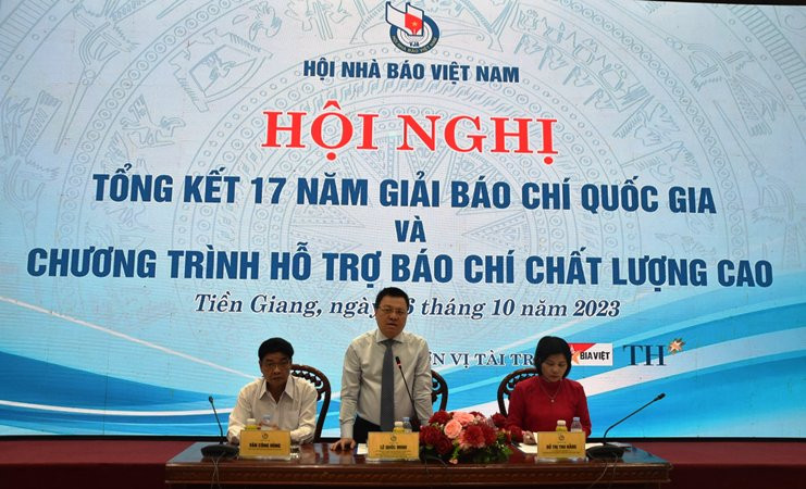 Các đồng chí chủ trì hội nghị.