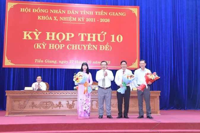 Tặng quà cho các đồng chí được miễn nhiệm và trúng cử Ủy viên Ủy ban nhân dân tỉnh Tiền Giang nhiệm kỳ 2021-2026.