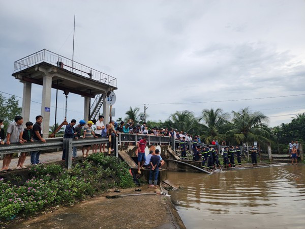 Sau khi sự việc xảy ra, các lực lượng tích cực tìm kiếm nạn nhân.