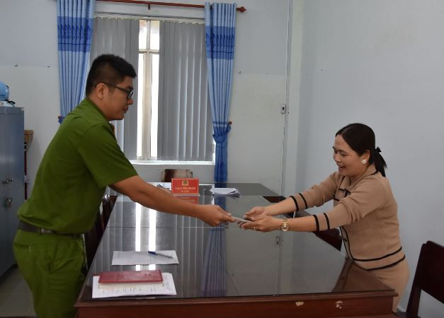 Công an thị xã Cai Lậy trao trả tài sản cho bà Lê Thị Ngộ.