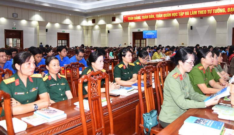 Các đồng chí trong Lực lượng vũ trang tham gia hội thảo.