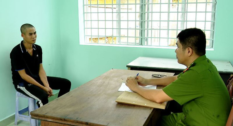 Công an thị xã Cai Lậy làm việc đối tượng Nguyễn Hữu Quyên.