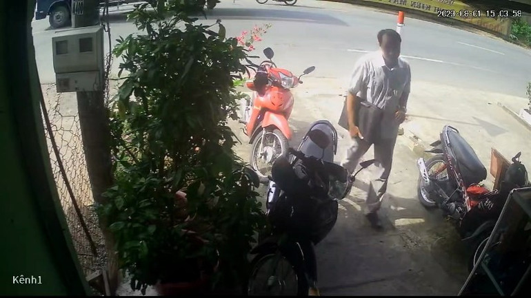 Một người đàn ông bán vé xem chương trình biểu diễn nghệ thuật cho một cửa hàng kinh doanh (ảnh cắt từ clip của cửa hàng kinh doanh).