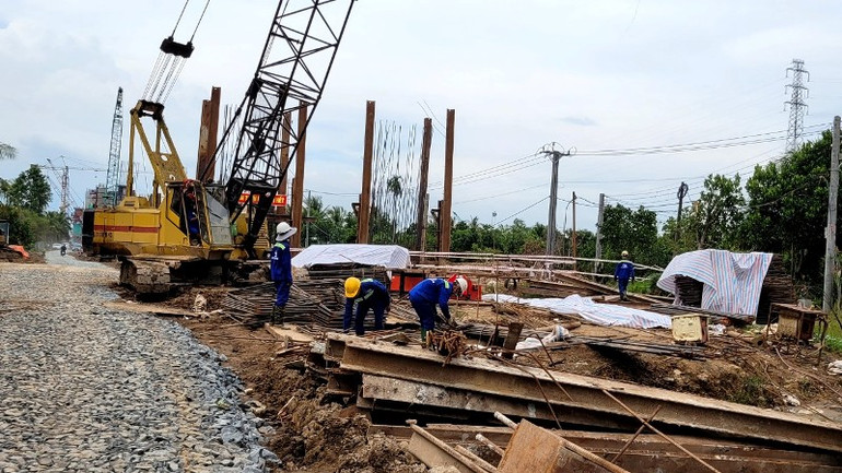 Công nhân thi công dự án cầu Rạch Miễu 2.