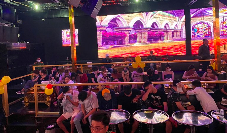 Công ty trách nhiệm hữu hạn ăn uống giải trí 268 Titan, nơi lực lượng chức năng phát hiện 60 người dương tính với chất ma túy. Công ty trách nhiệm hữu hạn ăn uống giải trí 268 Titan, nơi lực lượng chức năng phát hiện 60 người dương tính với chất ma túy.