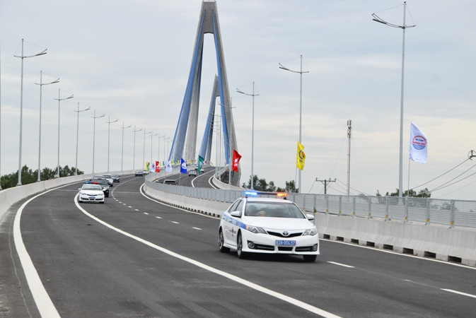 Những chiếc xe đầu tiên lưu thông qua cầu Mỹ Thuận 2.