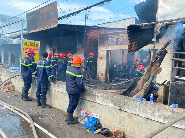 Lực lượng Phòng Cảnh sát phòng cháy, chữa cháy và cứu nạn, cứu hộ (Công an tỉnh Tiền Giang) tích cực chữa cháy.