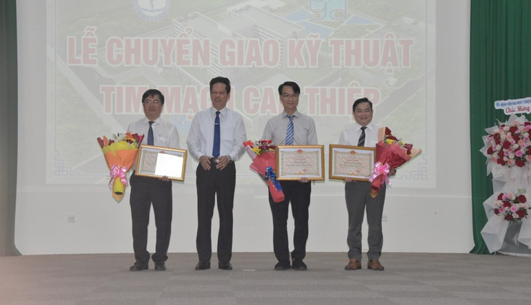 Lãnh đạo Ủy ban nhân dân tỉnh Tiền Giang trao Bằng khen cho 3 tập thể.