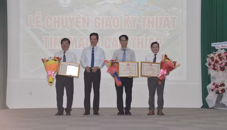 Lãnh đạo Ủy ban nhân dân tỉnh Tiền Giang trao Bằng khen cho 3 tập thể.