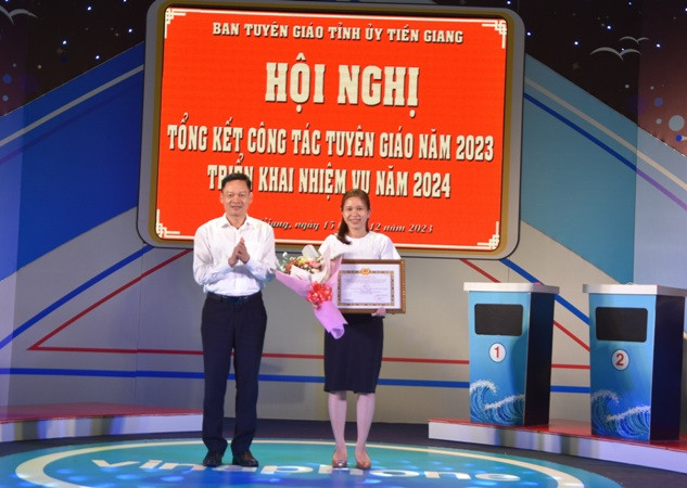 Đại diện Ban Tuyên giáo Trung ương cũng đã trao Bằng khen, tiền thưởng cho nhóm tác giả đạt giải C của Ban Chỉ đạo Giải thưởng sáng tác, quảng bá tác phẩm văn học, nghệ thuật, báo chí về chủ đề “Học tập và làm theo tư tưởng, đạo đức, phong cách Hồ Chí Minh” giai đoạn 2021-2023.