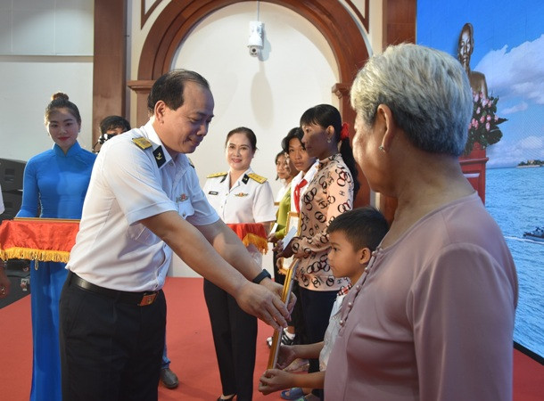 Trao quyết định nhận con đỡ đầu cho con 5 ngư dân. Trao quyết định nhận con đỡ đầu cho con 5 ngư dân.