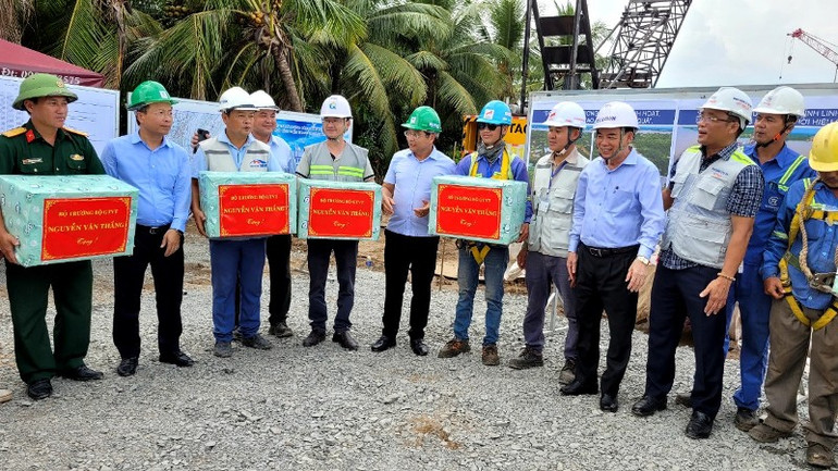 Đồng chí Nguyễn Văn Thắng thăm, tặng quà cho người lao động tại công trường.