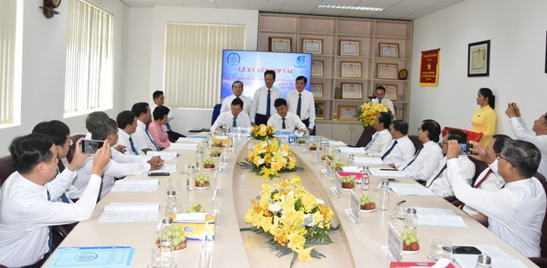 Dưới sự chứng kiến của lãnh đạo Ủy ban nhân dân tỉnh Tiền Giang, hai công ty ký kết nhiều nội dung ngành nước.