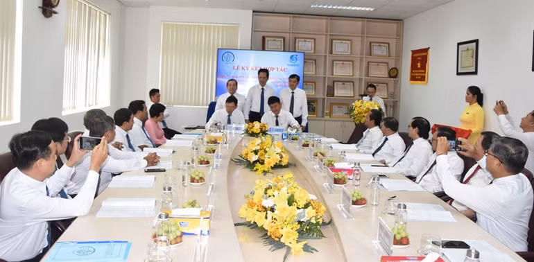 Dưới sự chứng kiến của lãnh đạo Ủy ban nhân dân tỉnh Tiền Giang, hai công ty ký kết nhiều nội dung ngành nước.