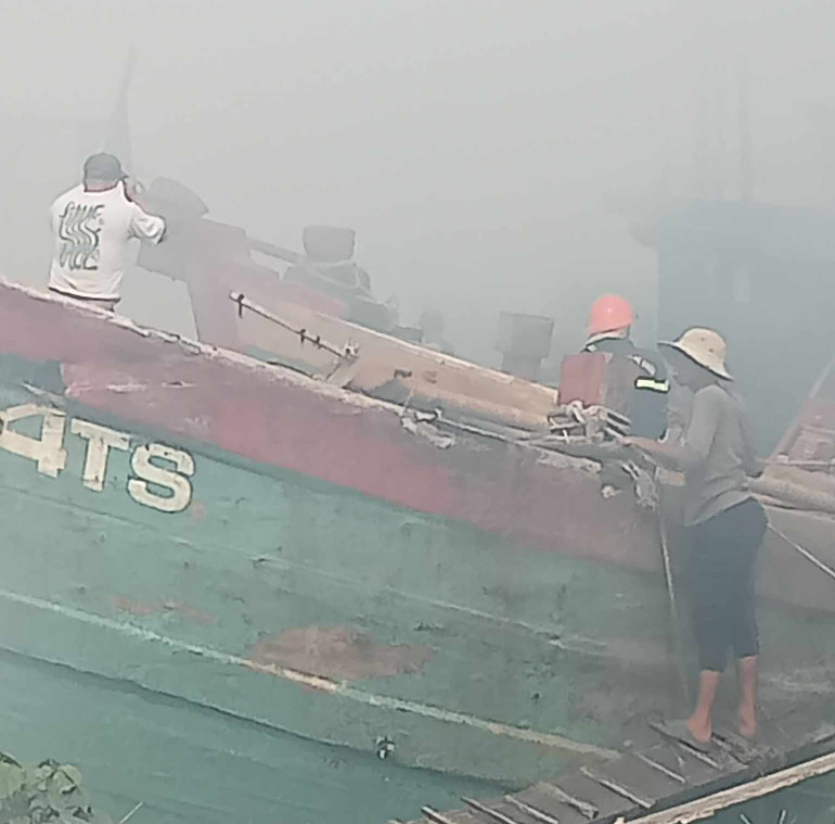 Lực lượng chức năng và người dân tham gia chữa cháy.