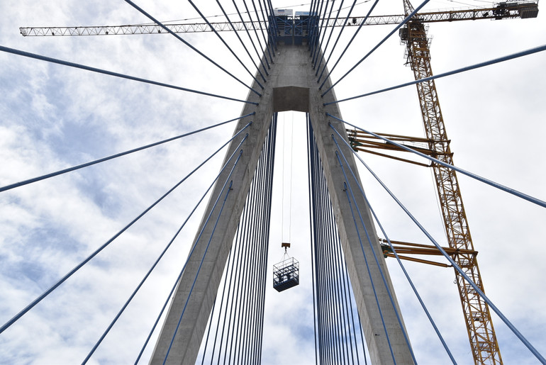 Công nhân nhà thầu đang thi công dây văng cuối trên đỉnh tháp.