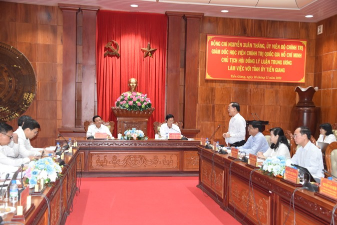 Chủ tịch Ủy ban nhân dân tỉnh Tiền Giang Nguyễn Văn Vĩnh phát biểu làm rõ hơn một số vấn đề trong dự thảo báo cáo kiểm tra. Chủ tịch Ủy ban nhân dân tỉnh Tiền Giang Nguyễn Văn Vĩnh phát biểu làm rõ hơn một số vấn đề trong dự thảo báo cáo kiểm tra.