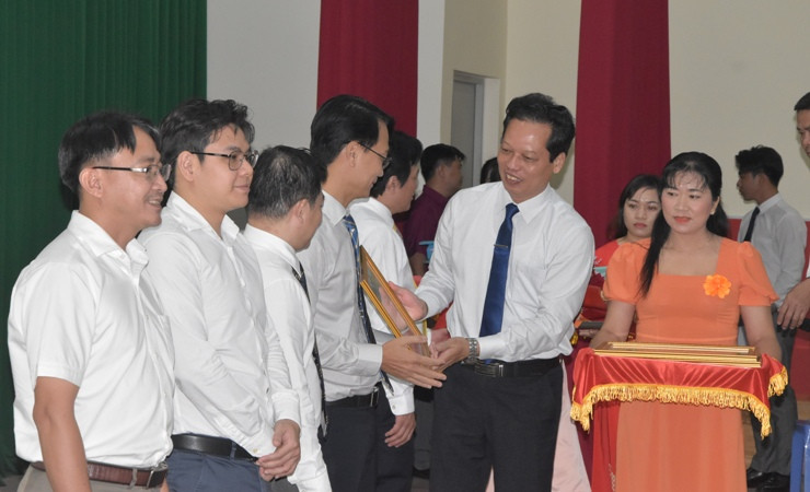 Trao Bằng khen cho các cá nhân có thành tích xuất sắc trong công tác chuyển giao, triển khai kỹ thuật tim mạch can thiệp.