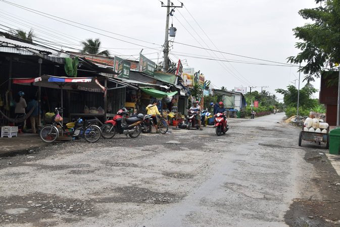 Nhiều chỗ trên tuyến Huyện lộ 66 thuộc huyện Cai Lậy, tỉnh Tiền Giang xuống cấp, nhếch nhác gây bức xúc cho nhân dân.