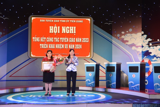 Trưởng Ban Tuyên giáo Tỉnh ủy Tiền Giang Châu Thị Mỹ Phương trao giải cho cá nhân đạt giải thưởng Giải báo chí cấp tỉnh Tiền Giang về xây dựng Đảng năm 2023.