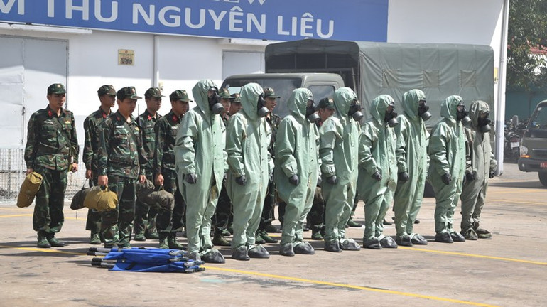 Lực lượng quân đội có mặt để hỗ trợ xử lý sự cố hóa chất.