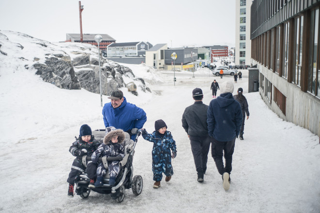 Người dân tại thành phố Nuuk, Greenland. (Ảnh: THX/TTXVN)