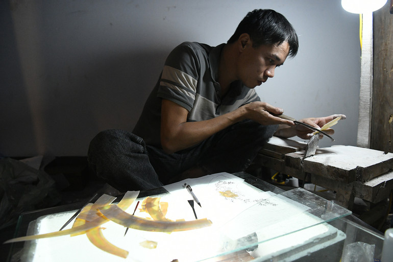 Dưới bàn tay tài hoa của người thợ, những vỏ trai, vỏ ốc tưởng chừng vô tri vô giác, sau khi được làm sạch, cắt gọt, mài nhẵn, mài phẳng… đã thành chất liệu nghệ thuật độc đáo. Khi được gắn lên các vật dụng, bức tranh, chúng bừng sáng vẻ đẹp lấp lánh, góp phần tạo nên những tác phẩm khảm trai tinh xảo, có giá trị nghệ thuật và thẩm mỹ cao. Dưới bàn tay tài hoa của người thợ, những vỏ trai, vỏ ốc tưởng chừng vô tri vô giác, sau khi được làm sạch, cắt gọt, mài nhẵn, mài phẳng… đã thành chất liệu nghệ thuật độc đáo. Khi được gắn lên các vật dụng, bức tranh, chúng bừng sáng vẻ đẹp lấp lánh, góp phần tạo nên những tác phẩm khảm trai tinh xảo, có giá trị nghệ thuật và thẩm mỹ cao.