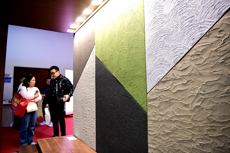 Vữa hiệu ứng AICA, sản phẩm lâu đời của Nhật Bản, với khả năng chống chịu thời tiết ưu việt và độ bền ấn tượng, giúp công trình bền vững. AICA có độ tùy biến cao đa dạng mầu sắc và họa tiết phù hợp với nhu cầu trang trí nhiều không gian nội thất.