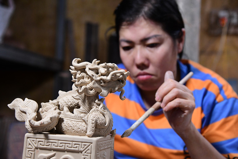 Linh vật Rồng qua nghệ thuật điêu khắc của người thợ gốm làng Bát Tràng (Hà Nội).