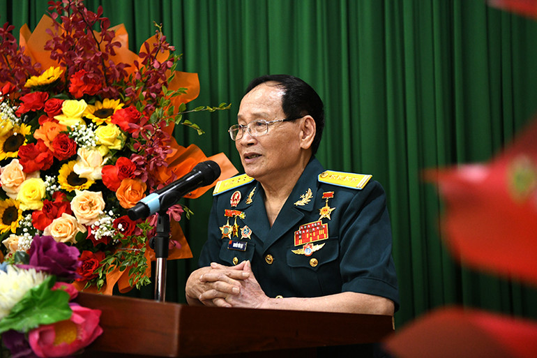 Đại tá, Anh hùng Lực lượng vũ trang nhân dân Nguyễn Văn Lục phát biểu tại buổi Lễ.